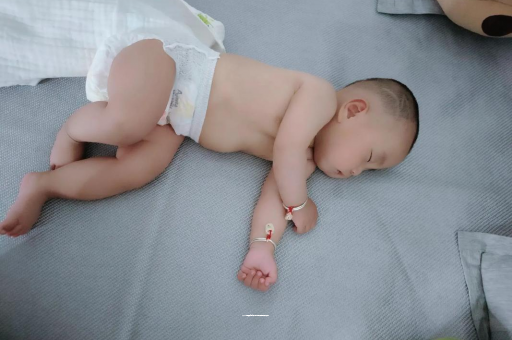 广元宝宝拍嗝的正确方法